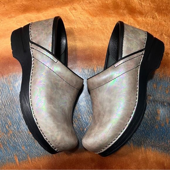 Dansko Iridescent Pearlized Clogs size 38 white Pearl - Picture 3 of 12